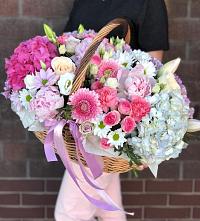 Цветочная композиция из Розы, Хризантемы, Пионы и Лизиантусы в корзине в Коммунаре Ставропольского края